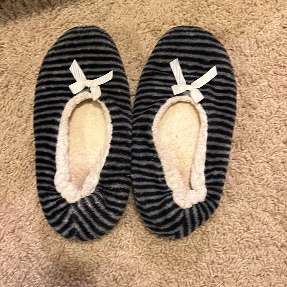 Womens worn striped slippers. Stretchy size 2-4